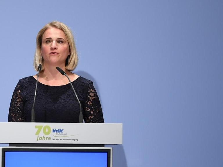 Verena Bentele (l), Präsidentin des Sozialverbandes VdK