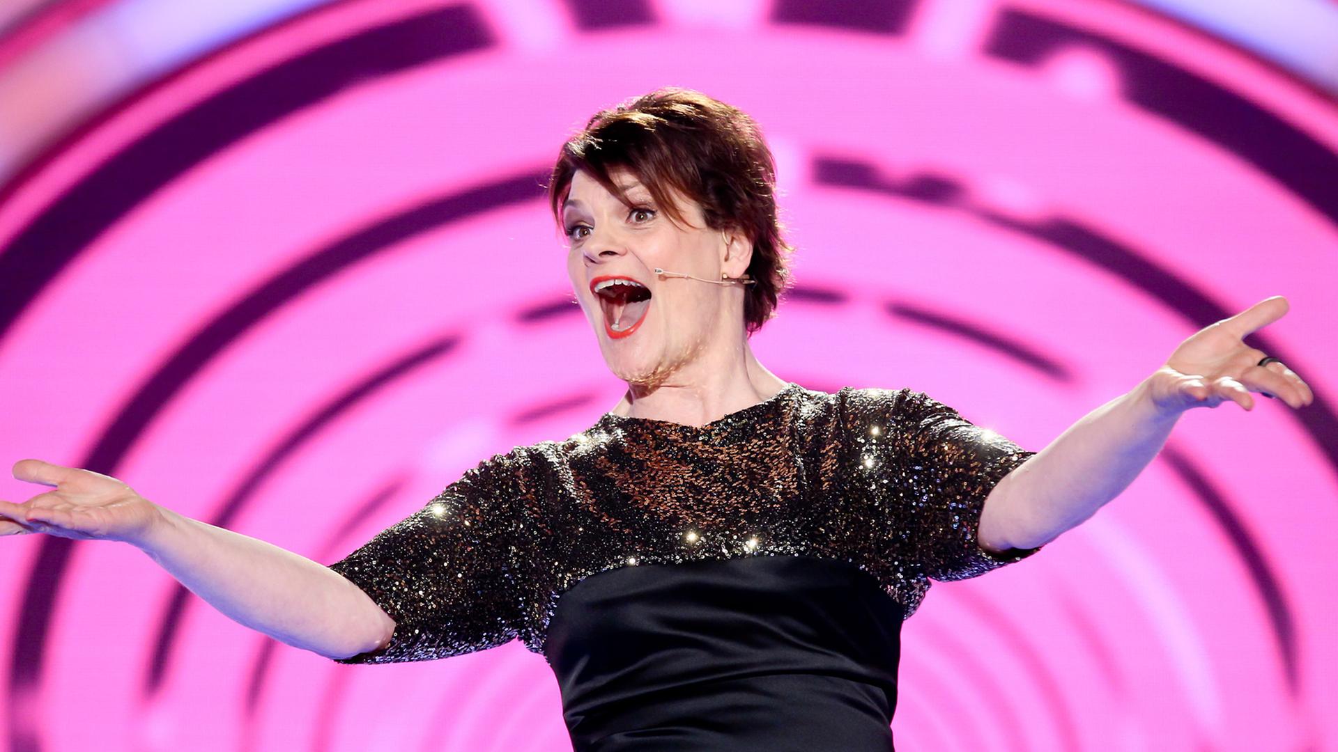 Comedy-Star Gayle Tufts tritt während der ARD-Livesendung "Das große Fest zum Jubiläum" am 22.03.2014 in der GETEC Arena in Magdeburg (Sachsen-Anhalt) auf. Foto: Andreas Lander/dpa