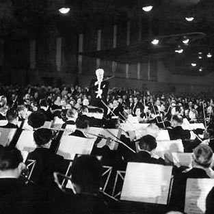 Wilhelm Furtwängler dirigiert die Berliner Philharmoniker auf dem Berliner Presse-Funkball, der am 9. Februar 1952 in der Festhalle am Funkturm stattfand.