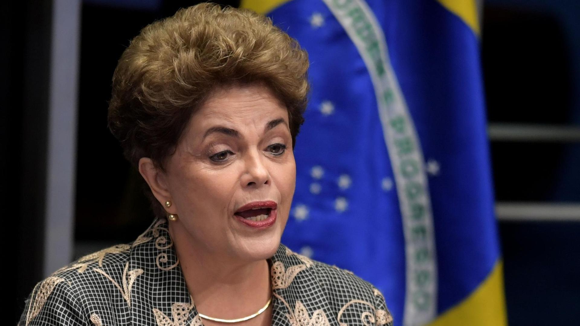 Die ehemalige brasilianische Präsidentin Dilma Rousseff hält eine Rede.