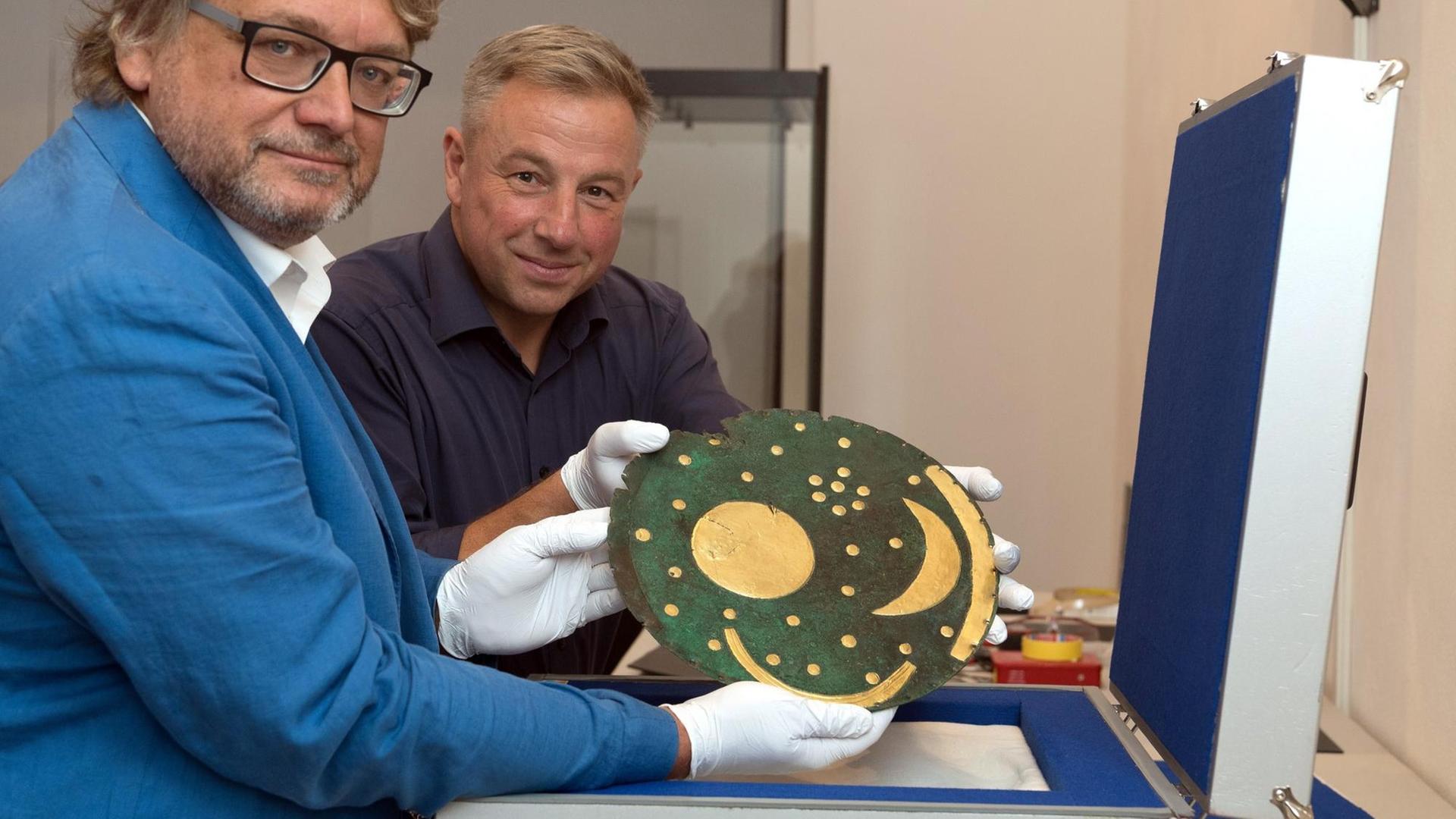 Harald Meller und Matthias Wemhoff holen die Himmelsscheibe von Nebra aus einer Schatulle