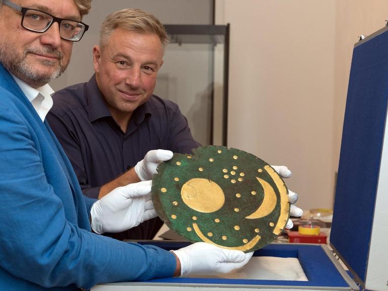Harald Meller und Matthias Wemhoff holen die Himmelsscheibe von Nebra aus einer Schatulle