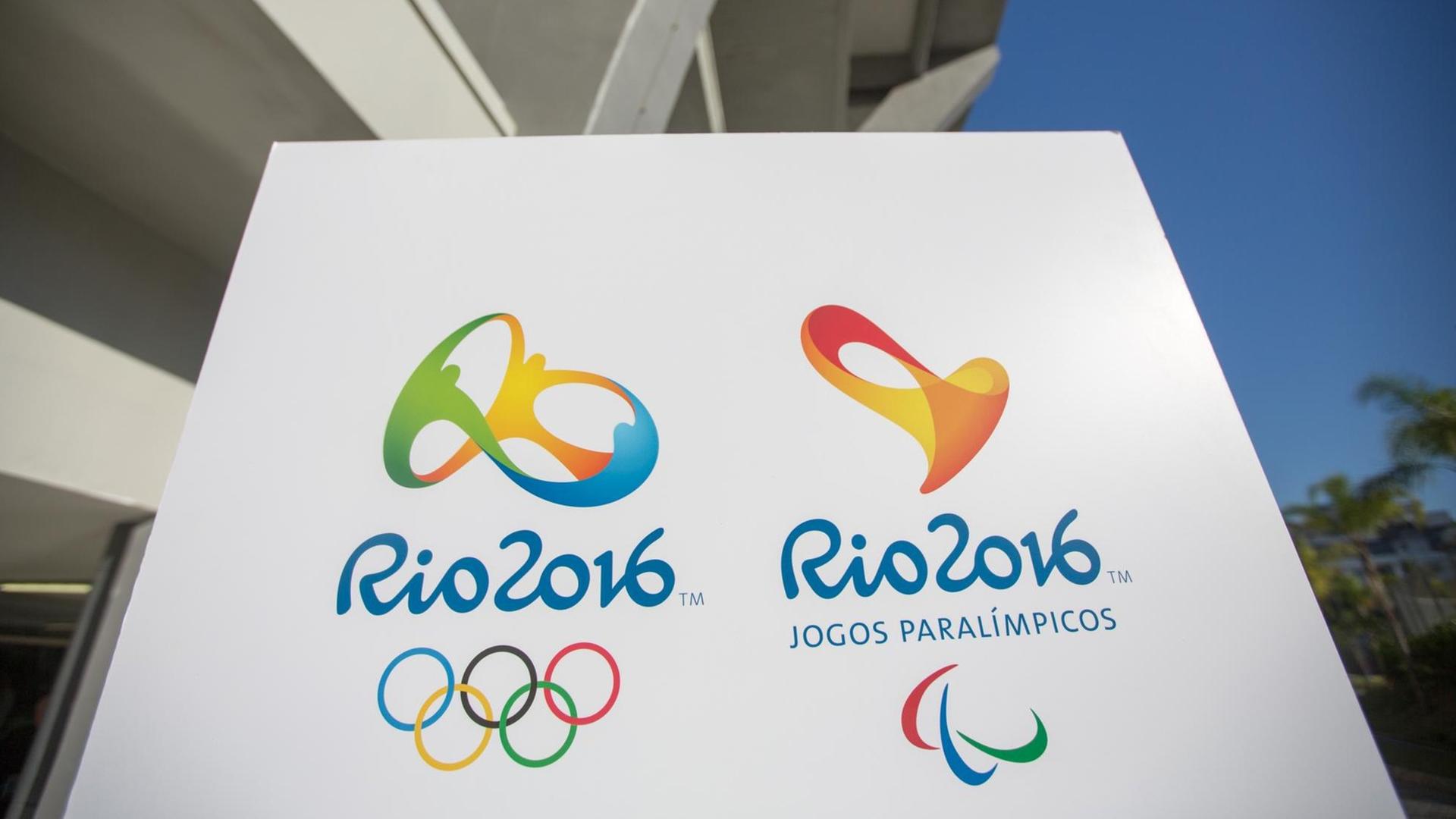 Schild mit Logo der Olympischen Spiele 2016 und Paralympische Spiele am Maracana-Stadion in Rio de Janeiro, Brasilien.