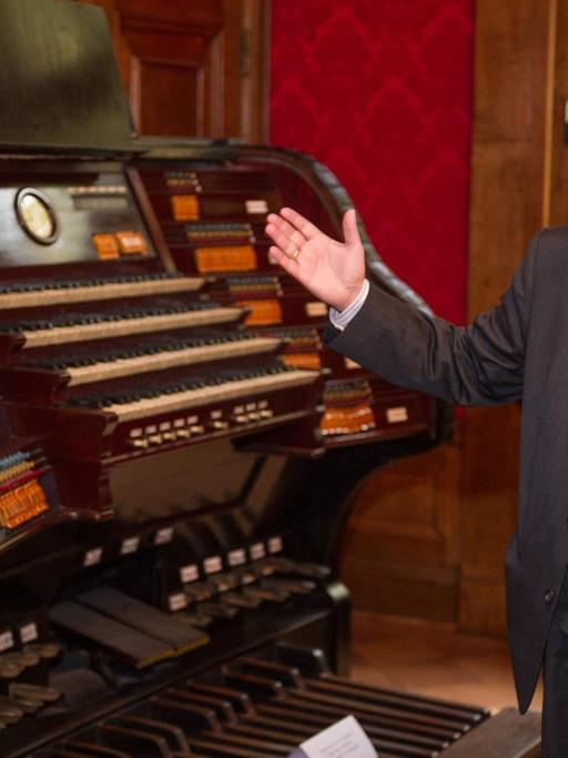Der Musikprofessor und Hausherr der Villa Seligmann, Andor Izsák, steht am 21.10.2014 neben einer Orgel in der Villa Seligmann in Hannover (Niedersachsen). Die Stadt Seesen plant am 21.11.2014 einen Abend mit Reden und jüdischer Sakralmusik gegen Antisemitismus. Hintergrund sind antisemitische Äußerungen eines ehemaligen CDU-Lokalpolitikers auf seiner Facebook-Seite.