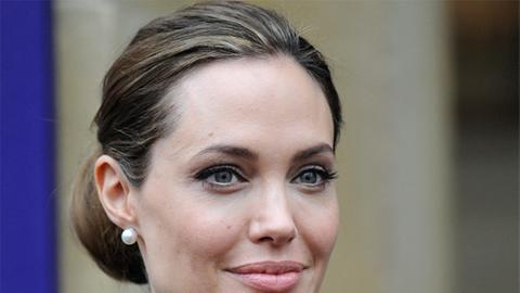 Um eine Krebserkrankung zu verhindern, hat sich die US-Schaupielerin Angelina Jolie vorsorglich beide Brüste amputieren lassen.