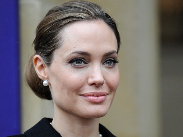 Um eine Krebserkrankung zu verhindern, hat sich die US-Schaupielerin Angelina Jolie vorsorglich beide Brüste amputieren lassen. Um eine Krebserkrankung zu verhindern, hat sich die US-Schaupielerin Angelina Jolie vorsorglich beide Brüste amputieren lassen.