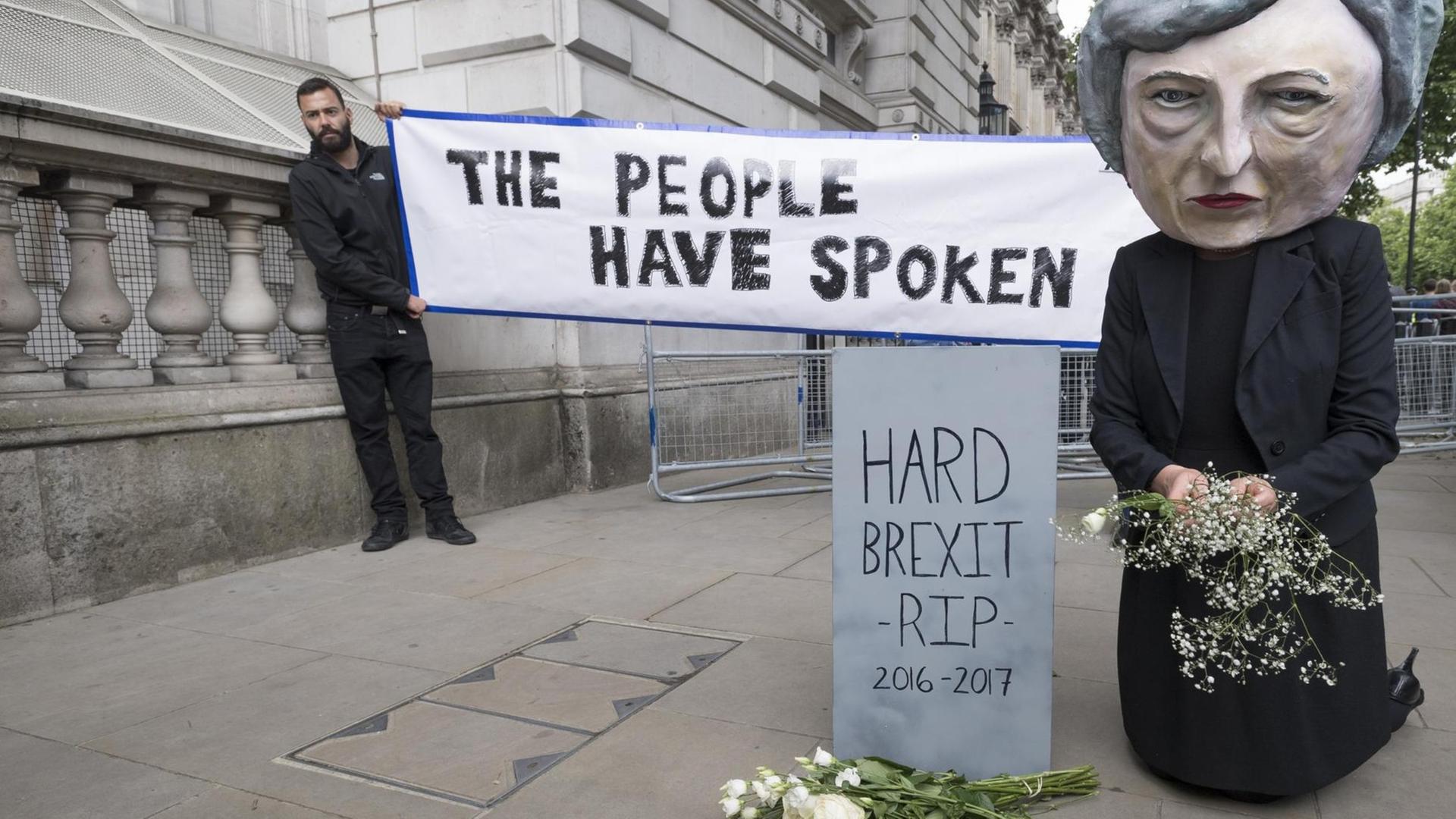 3125749 06/09/2017 Activist protest against rough Brexit outside Downing Street 10. Prime Minister Theresa May received a permission from the Queen to form a new cabinet of ministers. Alex McNaughton/Sputnik Foto: Alex Mcnaughton/Sputnik/dpa |