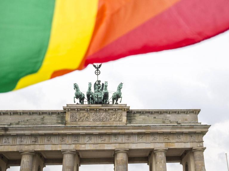 Die Regenbogenflagge über dem Brandenburger Tor nach der Abstimmung über die Ehe für alle.