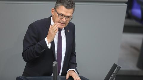 Der Abgeordnte Roderich Kiesewetter (CDU) spricht bei der Generaldebatte im Deutschen Bundestag. Hauptthema der 48. Sitzung der 19. Legislaturperiode ist der von der Bundesregierung eingebrachte Entwurf des Bundeshaushaltsplans 2019 und der Finanzplan des Bundes 2018 bis 2022 mit der Generaldebatte zum Etat des Bundeskanzleramts. Foto: Jörg Carstensen/dpa | Verwendung weltweit