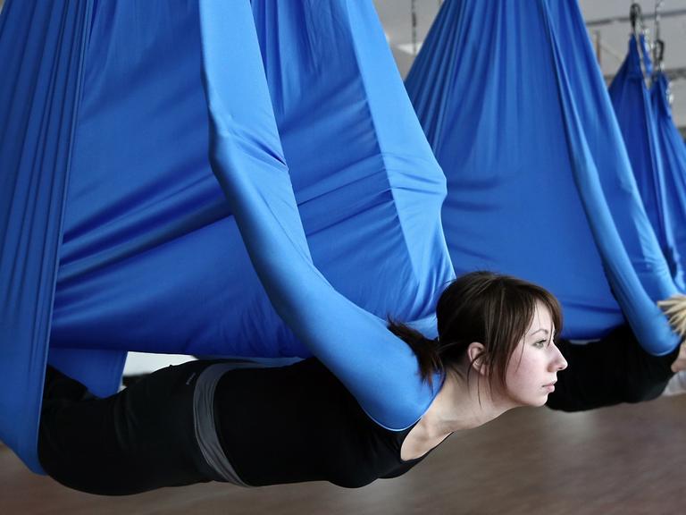 Russische Frauen probieren "Schwerelos-Yoga" aus.