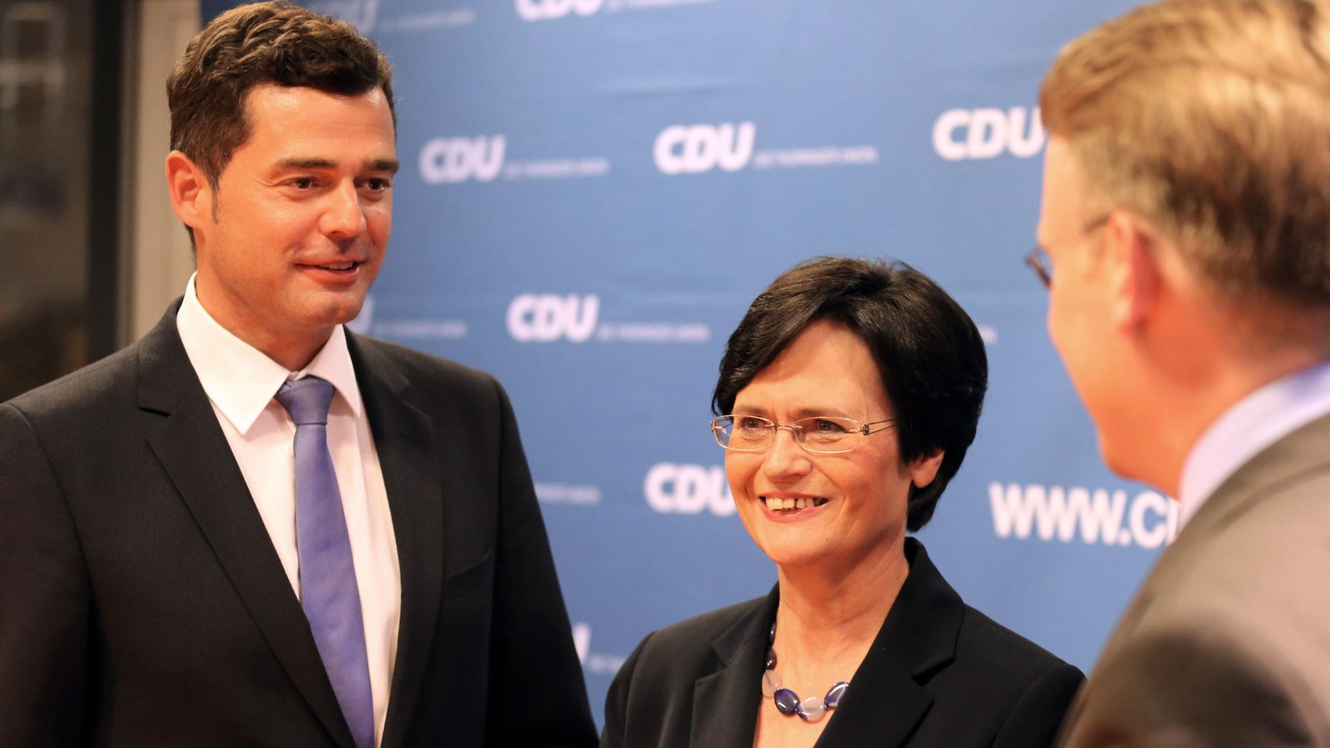 Die Spitzenkandidatin der CDU für die Landtagswahl in Thüringen und amtierende Ministerpräsidentin, Christine Lieberknecht, steht am 14.09.2014 in Erfurt (Thüringen) neben dem CDU-Fraktionsvorsitzenden in Thüringen, Mike Mohring. In Thüringen waren mehr als 1,84 Millionen Wahlberechtigte aufgerufen einen neuen Landtag zu wählen. Foto: Kay Nietfeld/dpa