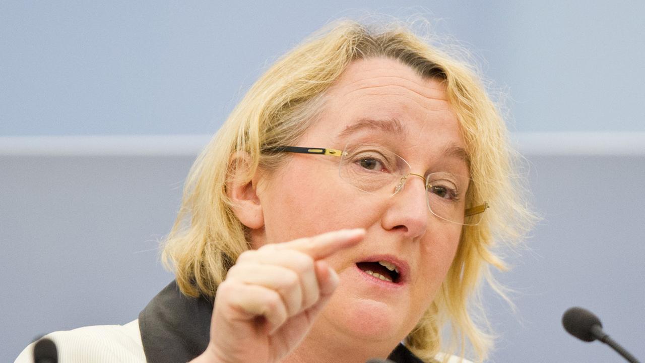 Die Wissenschaftsministerin von Baden-Württemberg, Theresia Bauer (Bündnis 90/Die Grünen), spricht im Ausweich-Landtag von Baden-Württemberg in Stuttgart.