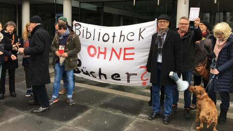 Demonstranten vor der Nationalbibliothek in Frankfurt am Main.
