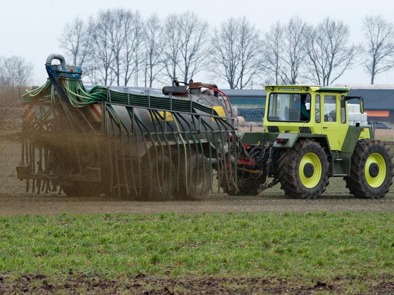 Ein Landwirt in Niedersachsen bei Hoopte bringt Gülle aufs Feld.
