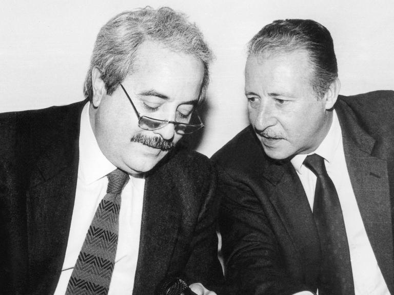 Der italienische Richter Giovanni Falcone (l) und seine Kollege und Freund Paolo Borsellino, aufgenommen am 11.05.1988. Die beiden "Mafia-Jäger" wurden 1992 im Abstand von zwei Monaten durch Bombenattentate getötet.