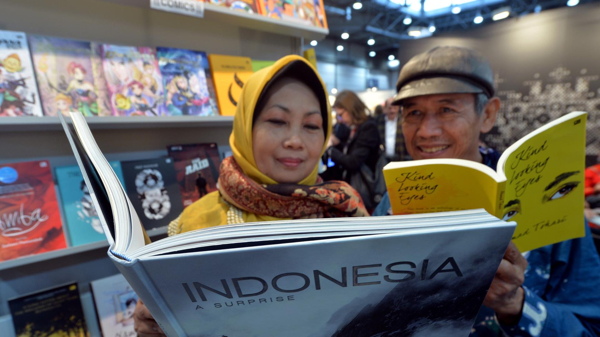 Am Stand von Indonesien posieren der indonesische Autor Ahmad Tohari (r) und Sri Kuwati am 12.03.2015 auf der Buchmesse in Leipzig (Sachsen).
