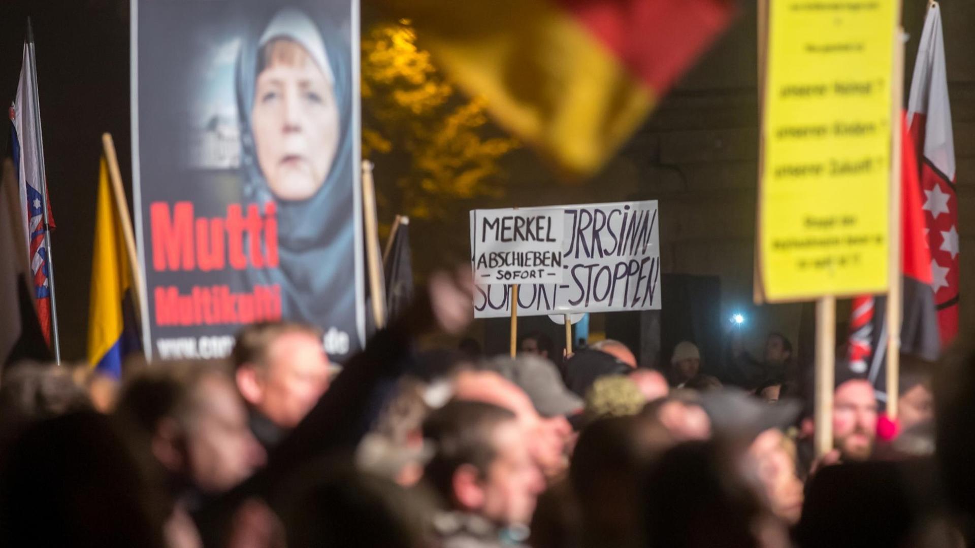Demonstranten stehen am 28.10.2015 auf dem Domplatz in Erfurt (Thüringen) bei der Kundgebung der AfD Thüringen