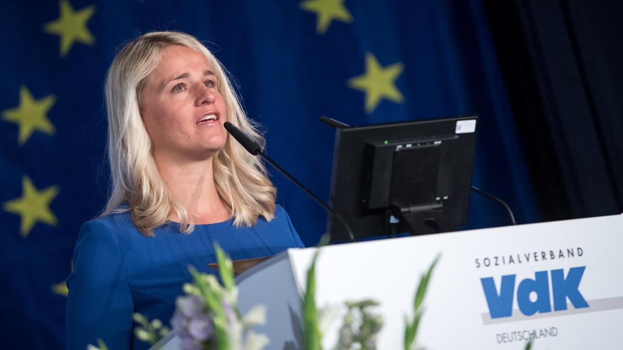 VdK-Päsidentin Verena Bentele am Rednerpult, hinter ihr eine Europa-Fahne.