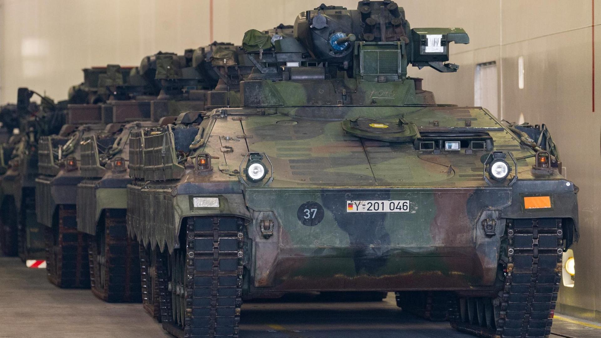 Mehrere Schützenpanzer "Marder" stehen für das Großmanöver der Nato in Norwegen bereit - Archivbild