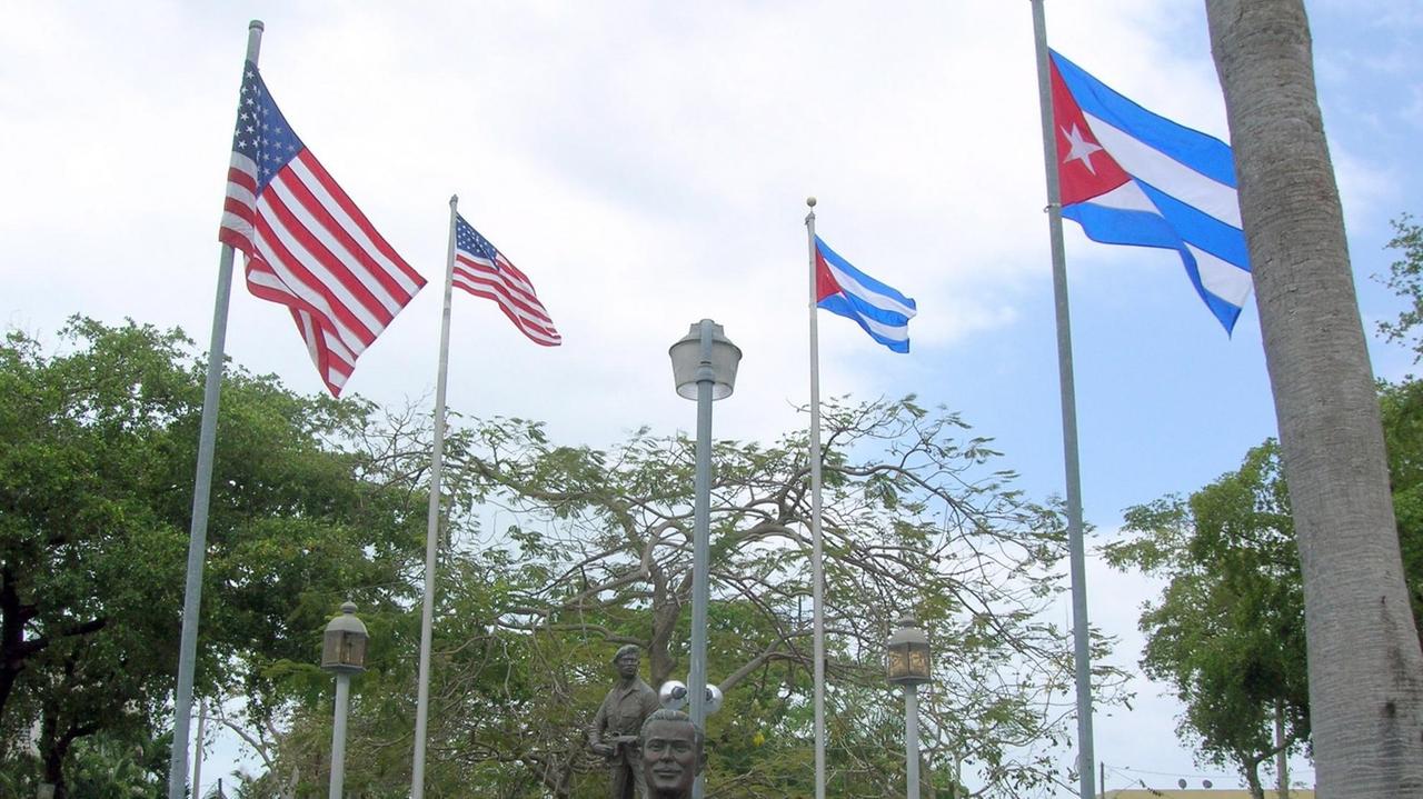 Flaggen der USA und Kubas im kubanischen Viertel in Miami, Florida