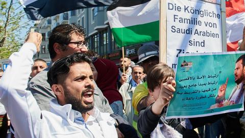 Ein Mann aus der Al-Kuds-Demo schreit Parolen.