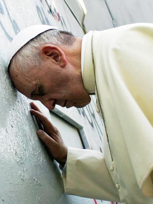 Papst Franziskus berührt die israelische Grenzmauer zum Westjordanland