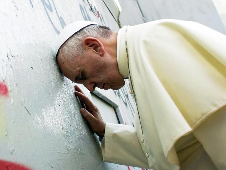 Papst Franziskus berührt die israelische Grenzmauer zum Westjordanland