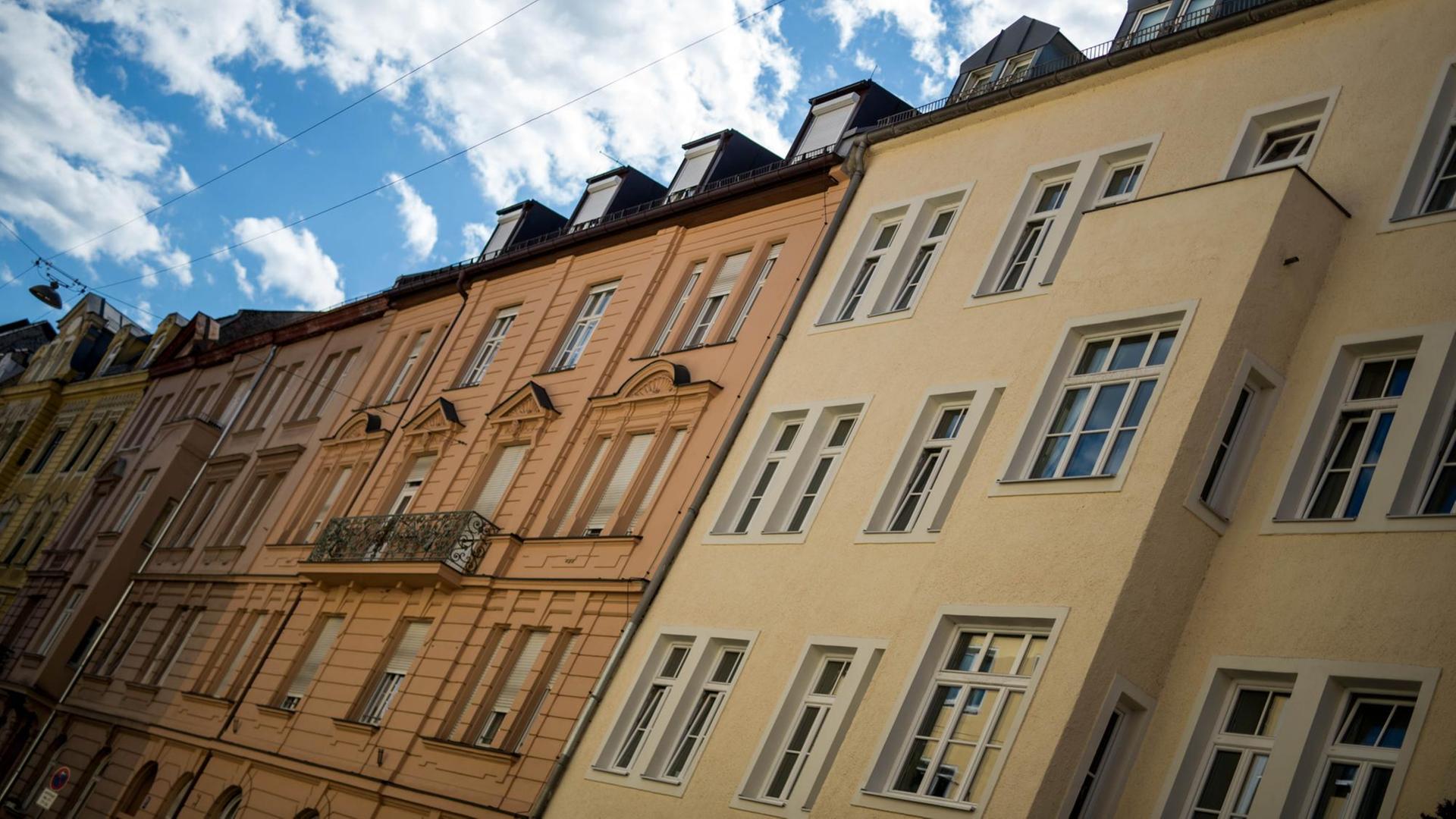 Verschiedenfarbige Wohnhäuser im Stadtteil "Altstadt Lehel" in München vor dem blauen Himmel mit leichten Wolken, aufgenommen 2015