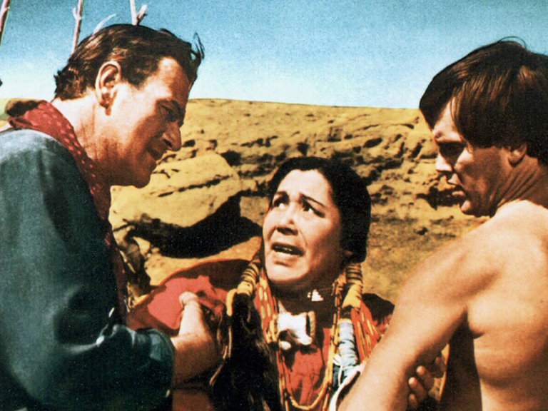 Filmszene aus "Der schwarze Falke" mit John Wayne (l), Beulah Archuletta, Jeffrey Hunter.