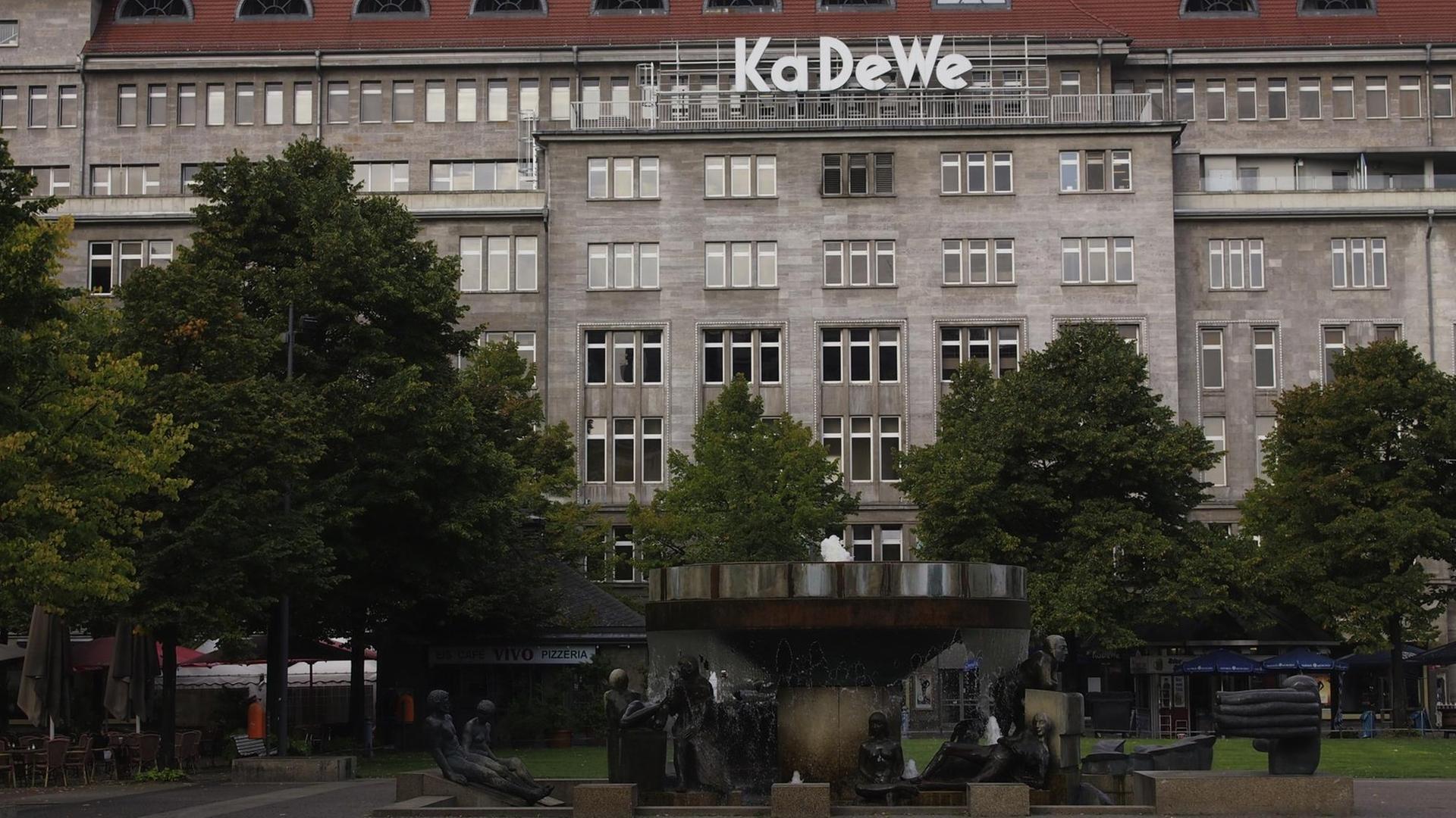 Berlin, Brunnen am Wittenbergplatz mit KaDeWe