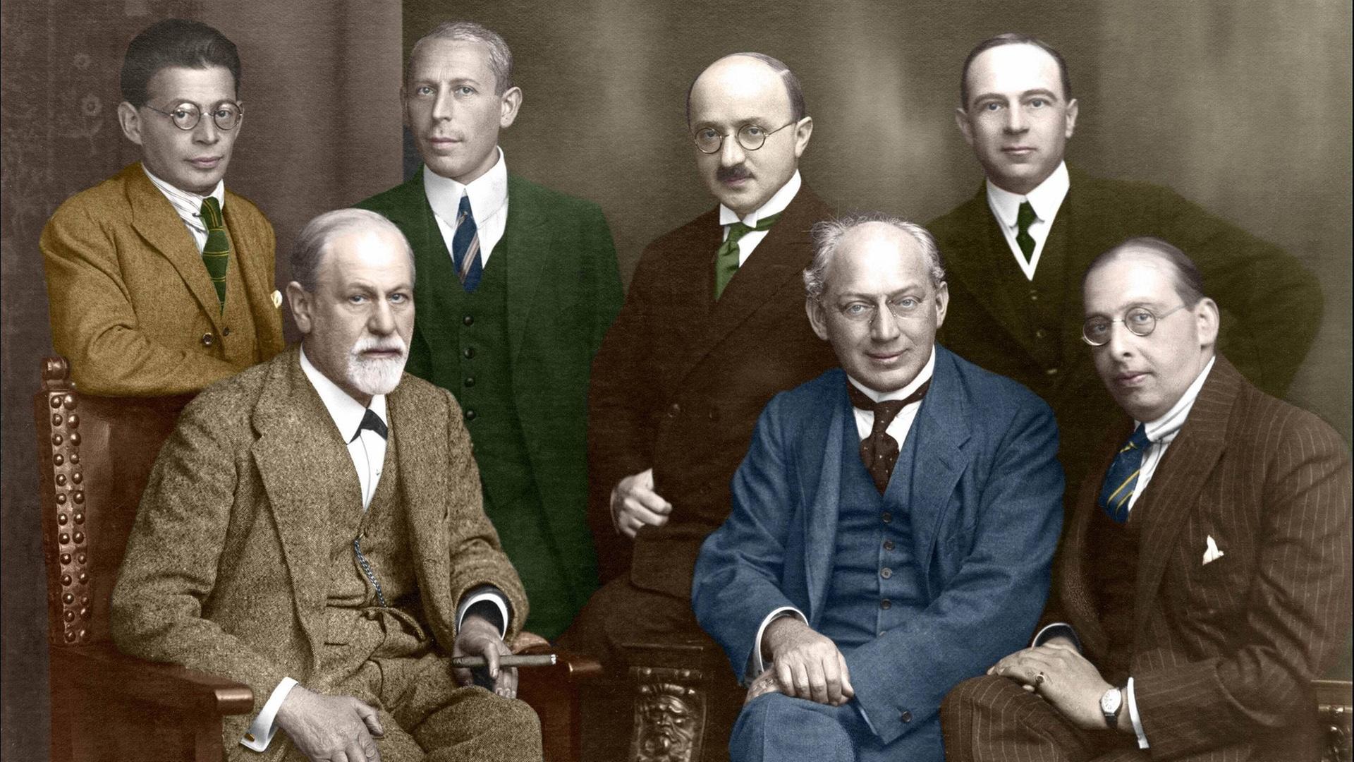 Koloriertes Foto, ca. 1922, von Sigmund Freud, Ernest Jones und anderen Mitgliedern des sogenannten 'Geheimen Kommitees'.