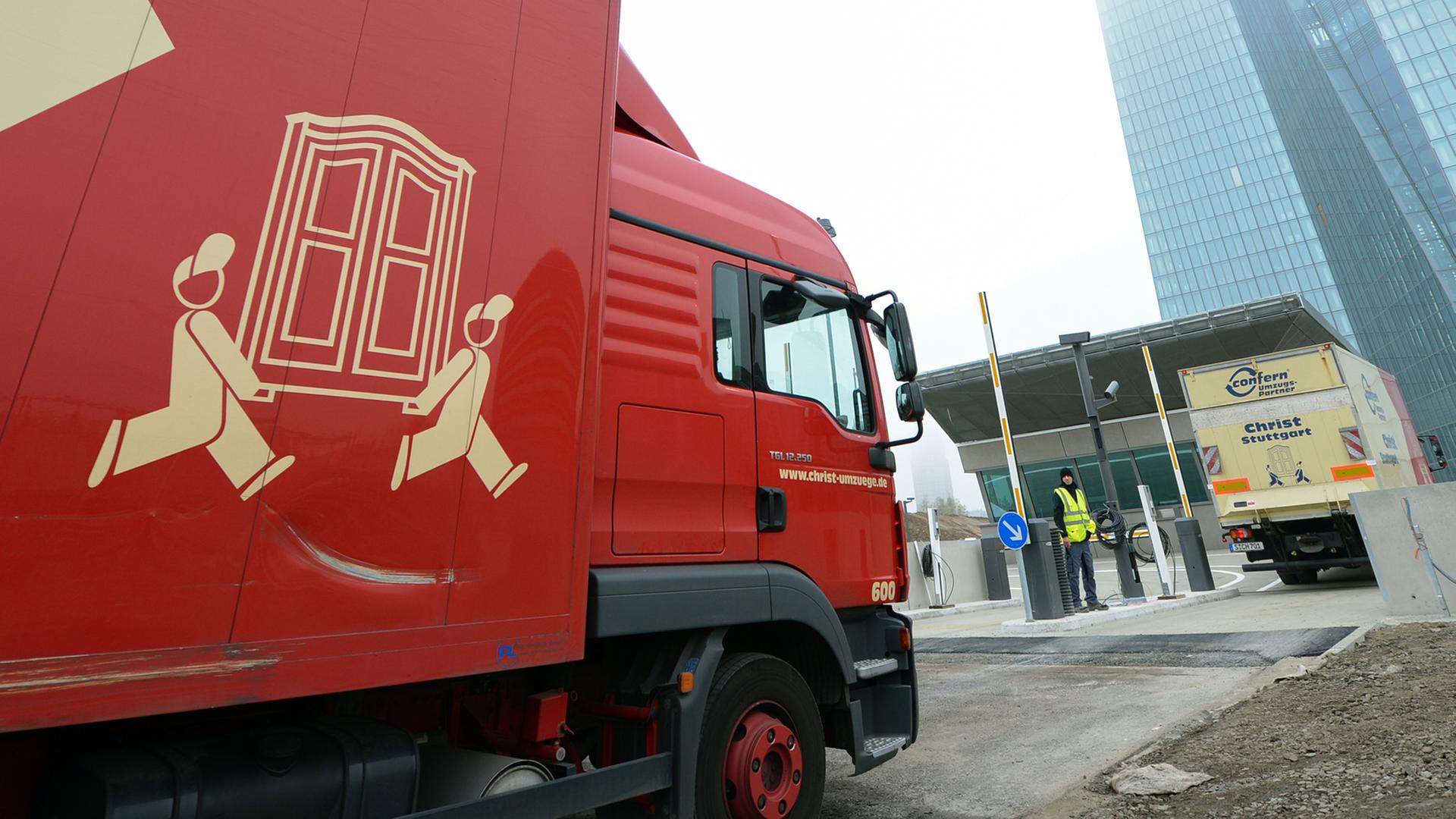 Lastwagen eines Umzugsunternehmens fahren am 01.11.2014 in Frankfurt am Main (Hessen) durch ein Tor der neuen Europäischen Zentralbank (EZB).