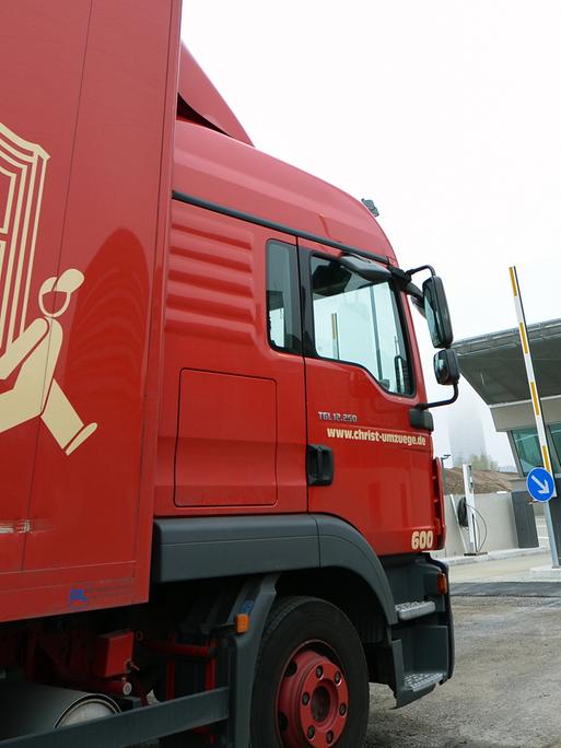 Lastwagen eines Umzugsunternehmens fahren am 01.11.2014 in Frankfurt am Main (Hessen) durch ein Tor der neuen Europäischen Zentralbank (EZB).