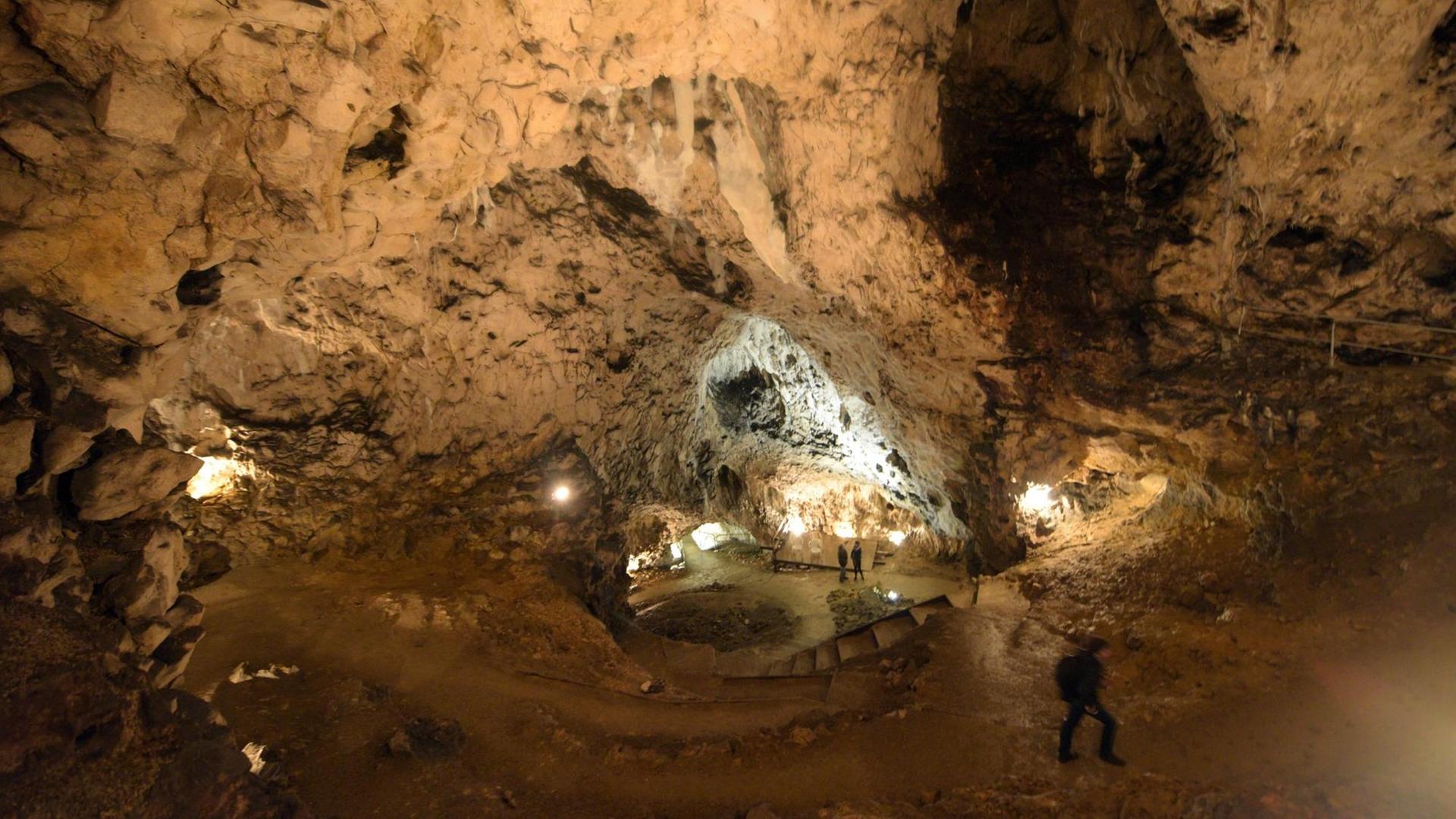 Die Höhle "Hohle Fels" in Schelklingen. Bei archäologischen Grabungen wurden an der schwäbischen Alb die ersten Spuren von Kunst und Musik der Menschheit gefunden.