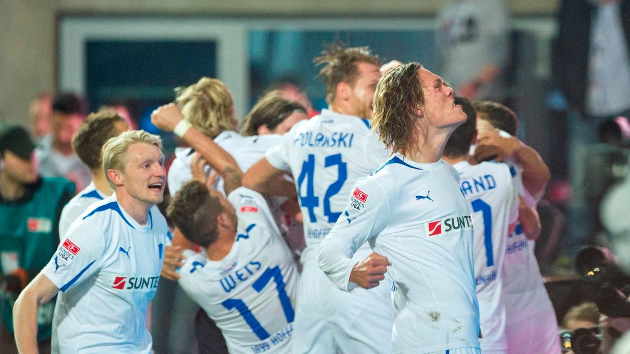 Jannik VESTERGAARD (1899, r.) jubelt ausgelassen nach seinem Tor, Siegtreffer, zum 2:1 fuer Hoffenheim mit seinen Mitspielern, links vorn: Andreas BECK (1899); Torjubel;
Fussball,1. und 2. Bundesliga, Relegation, Rueckspiel 1. FC Kaiserslautern (KL) - TSG Jannik VESTERGAARD (1899, r.) jubelt ausgelassen nach seinem Tor, Siegtreffer, zum 2:1 fuer Hoffenheim mit seinen Mitspielern, links vorn: Andreas BECK (1899); Torjubel;
Fussball,1. und 2. Bundesliga, Relegation, Rueckspiel 1. FC Kaiserslautern (KL) - TSG