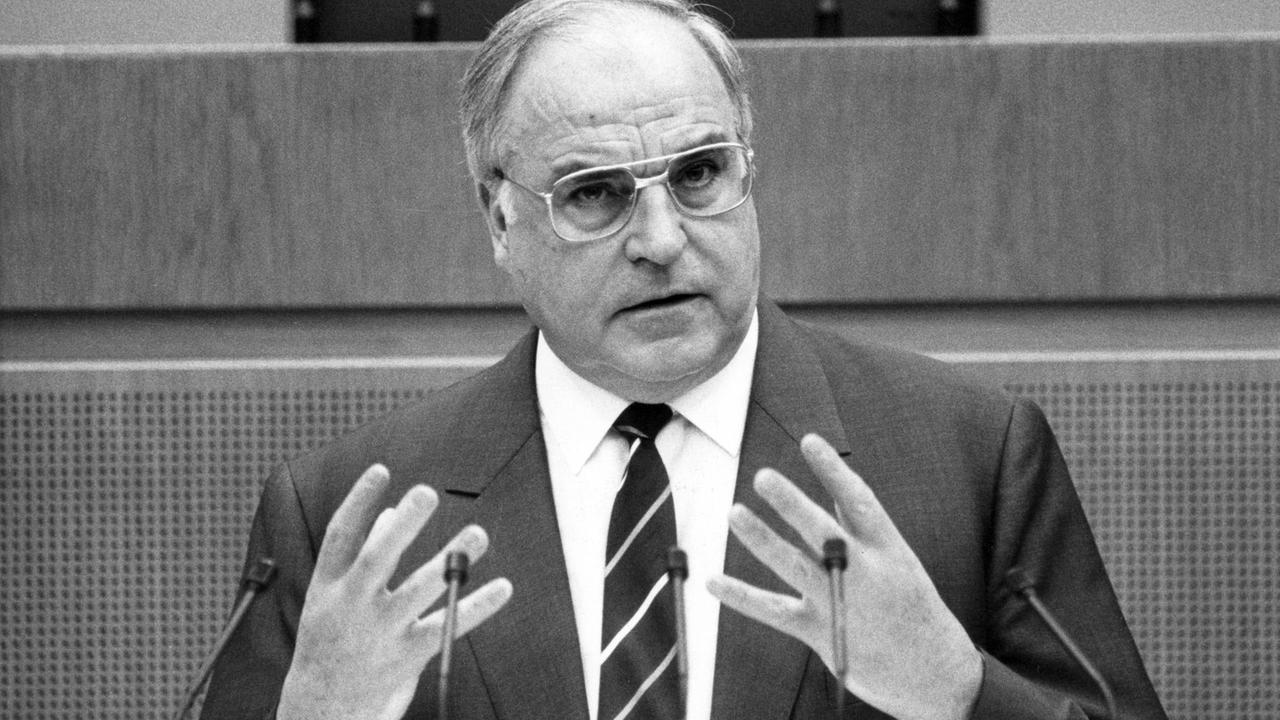 Der Bundeskanzler und CDU-Vorsitzende Helmut Kohl am 25.01.1989 beim Europa-Forum in Stuttgart. 