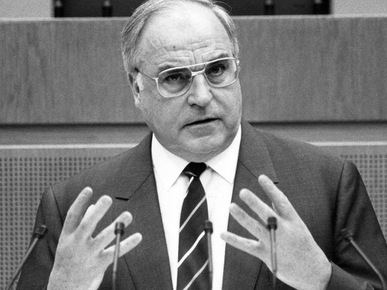 Der Bundeskanzler und CDU-Vorsitzende Helmut Kohl am 25.01.1989 beim Europa-Forum in Stuttgart.