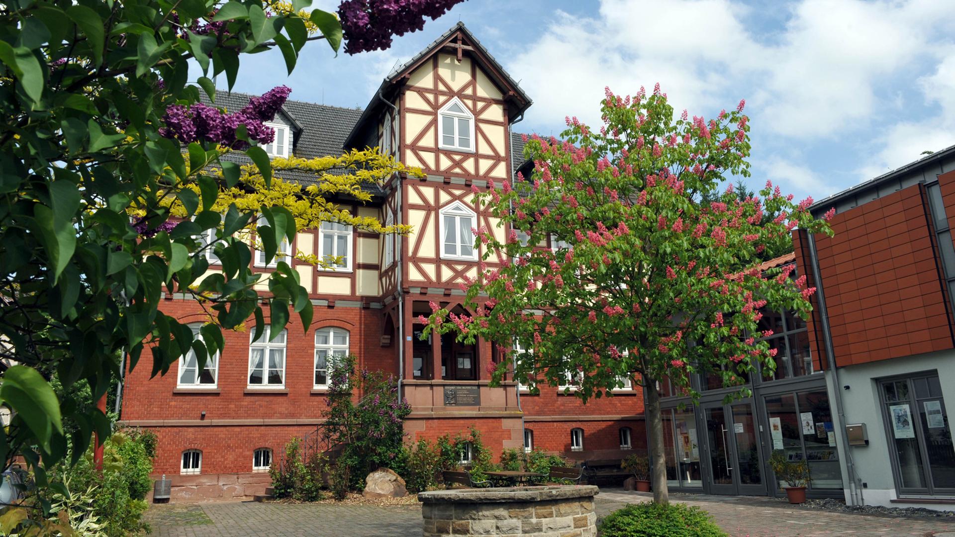 Blick auf das Gerhardt-von-Reutern-Haus mit dem Malerstübchen (l) im nordhessischen Willingshausen. In dem 850-Seelen-Dorf befindet sich die älteste Malerkolonie Deutschlands.