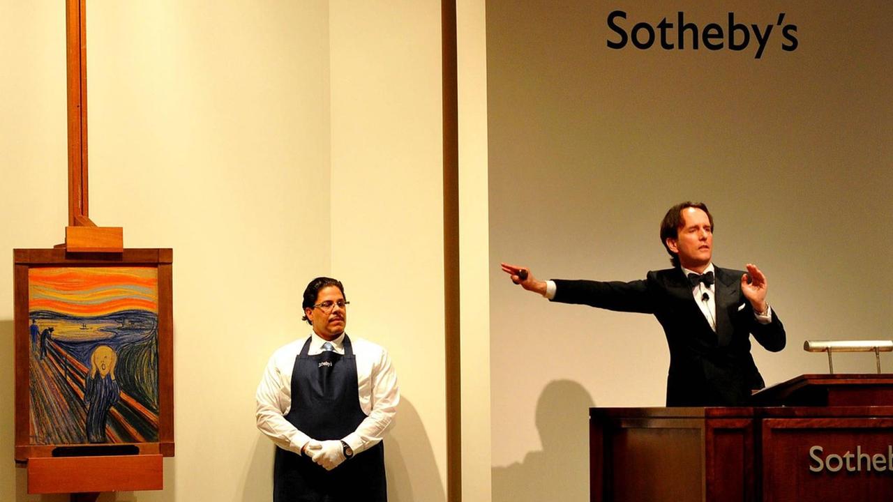 Der Auktionator Tobias Meyer versteigert 2012 Edvard Munchs Bild "Der Schrei" bei Sotheby´s