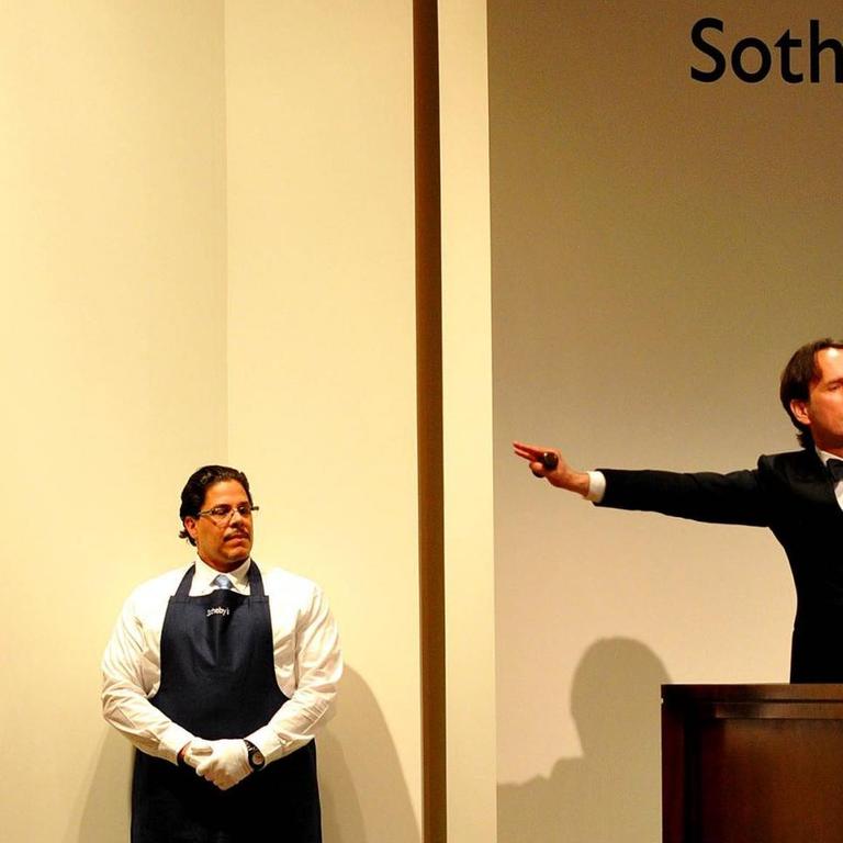 Der Auktionator Tobias Meyer versteigert 2012 Edvard Munchs Bild "Der Schrei" bei Sotheby´s