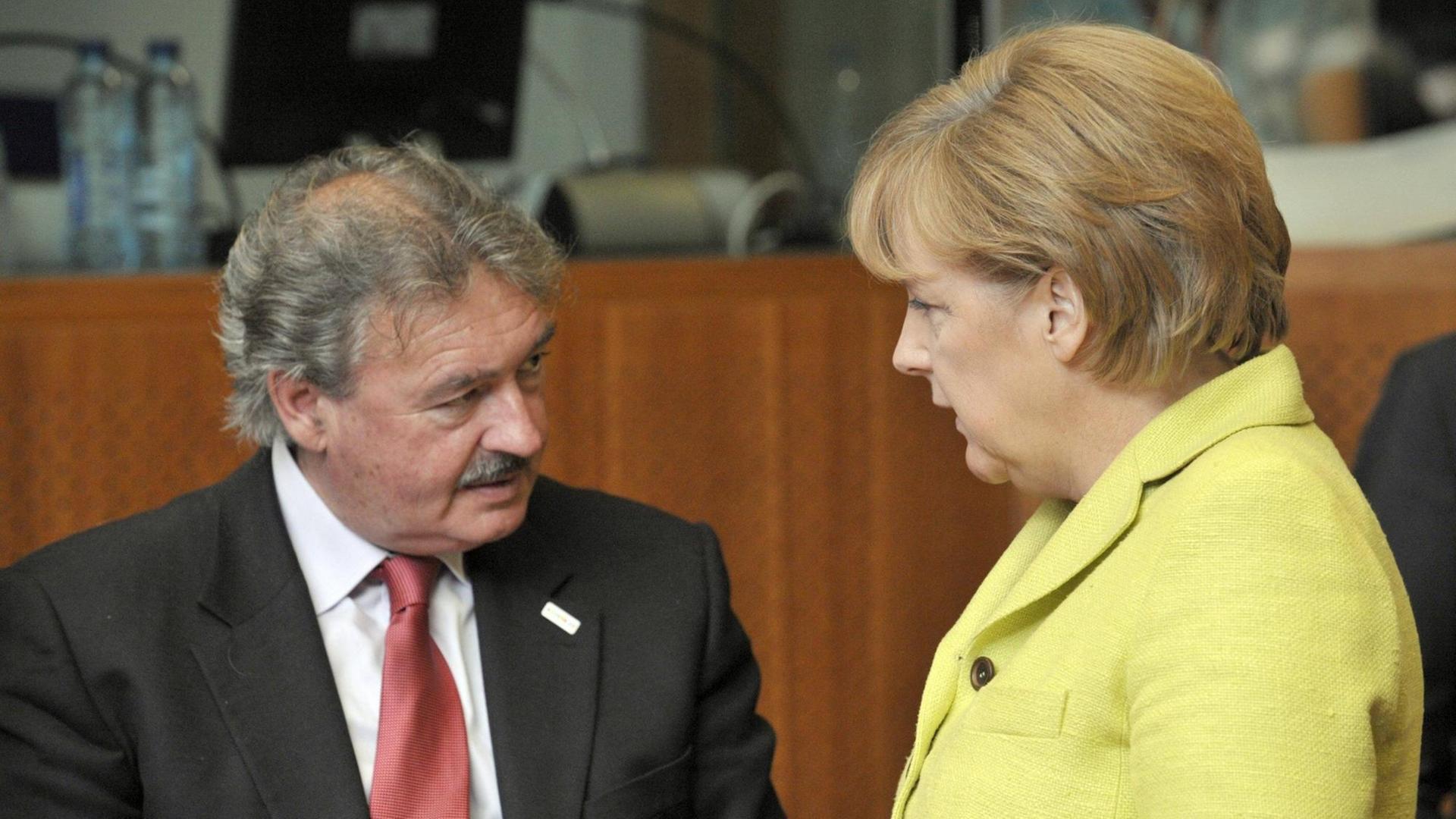 Jean Asselborn und Angela Merkel sprechen miteinander (Februar 2009)