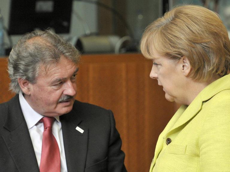 Jean Asselborn und Angela Merkel sprechen miteinander (Februar 2009)
