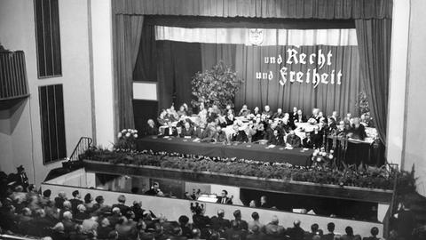 Blick über den Saal auf das Präsidium während des ersten Bundesparteitags der Christlich-Demokratischen Union (CDU). Vom 20. bis 22. Oktober 1950 hielt die CDU im Odeonsaal der alten Kaiserstadt Goslar ihren ersten Bundesparteitag seit ihrer Gründung 1945 ab.