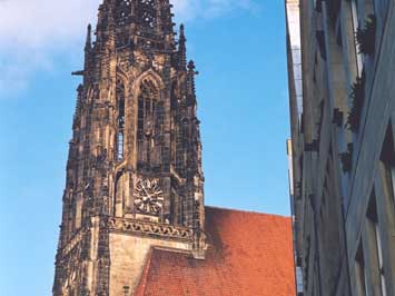 Die Lambertikirche in Münster, an deren Turm drei Käfige mit Leichen der Führer der Wiedertäufer aufgehängt wurden.