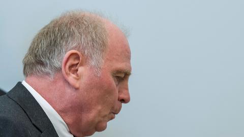 Bayern Münchens Präsident Uli Hoeneß ist im Steuerprozess vor der 5. Strafkammer des Landgerichts München II für schuldig befunden und zu drei Jahren und sechs Monaten Haftstrafe verurteilt worden.