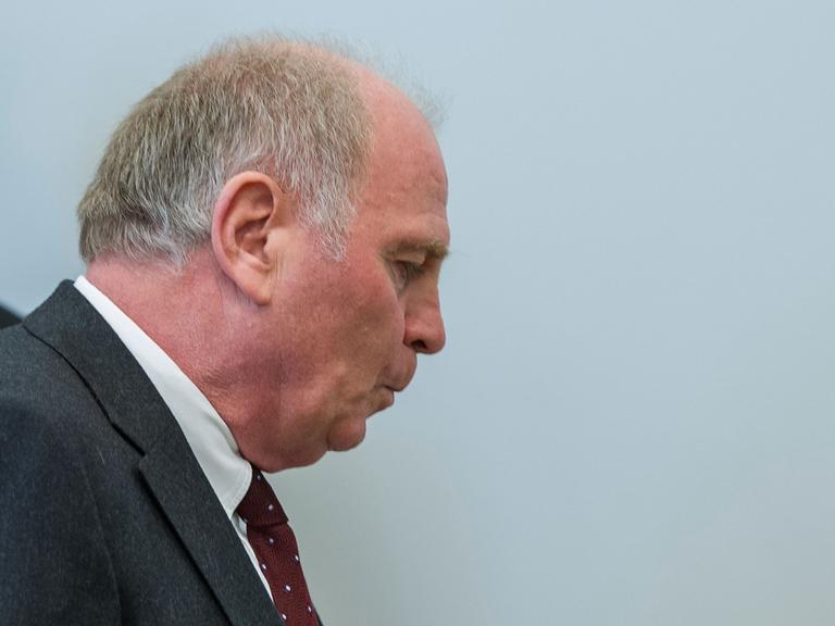 Bayern Münchens Präsident Uli Hoeneß ist im Steuerprozess vor der 5. Strafkammer des Landgerichts München II für schuldig befunden und zu drei Jahren und sechs Monaten Haftstrafe verurteilt worden.