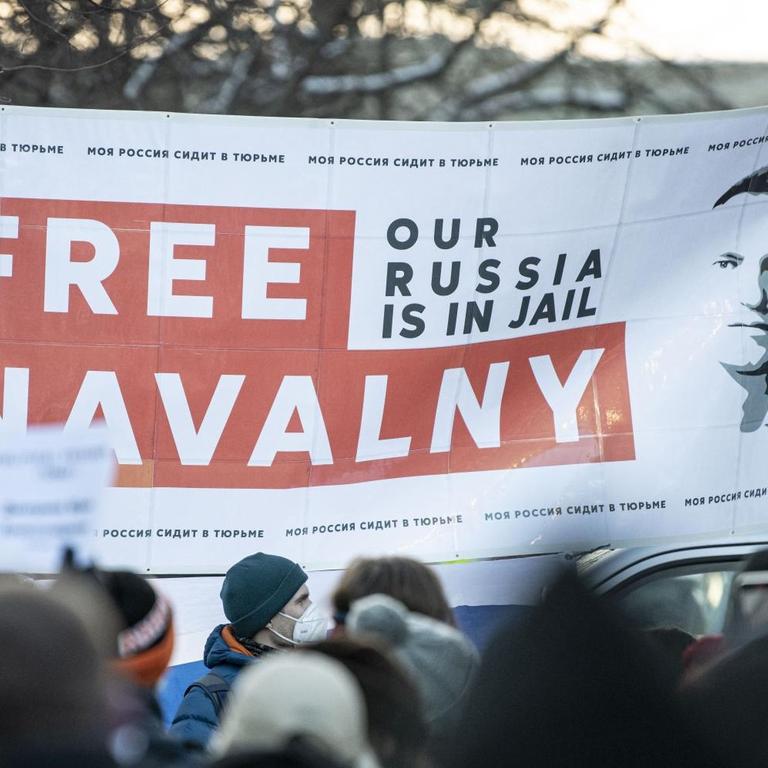Demonstration für die Freilassung von Kremlkritiker Nawalny mit einem Banner "Free Nawalny" 
