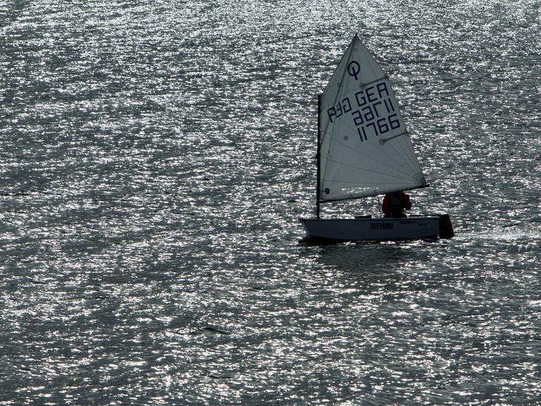 Junge Segler trainieren am 04.10.2013 auf dem Schweriner See bei Schwerin (Mecklenburg-Vorpommern) mit ihren Booten der Optimisten-Klasse. Die Boote sind nur 2,40 Meter lang und 1,20 Meter breit und die klassische Bootsklasse für Kinder und Jugendliche.