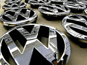 Das VW-Emblem für den Kühlerrost wird in einem Volkswagenwerk in Wolfsburg anmontiert.
