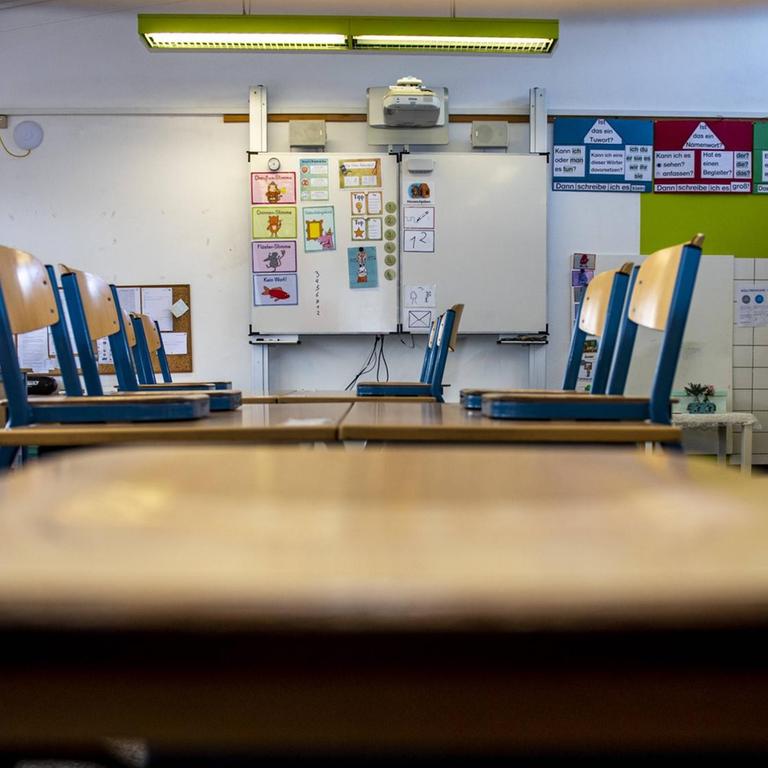 Ein leeres Klassenzimmer an einer Grundschule in Rietberg (Nordrhein-Westfalen). Die Stühle stehen auf den Bänken.